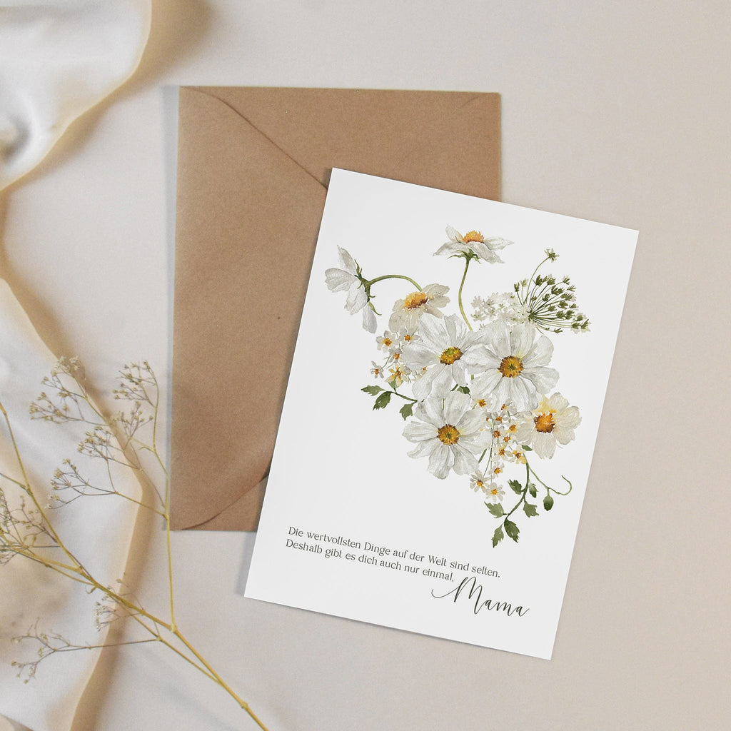 Muttertagskarte mit Blumenmotiv und Spruch in weiß, gelb und grün